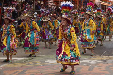 : Oruro, Bolivia - 26 Şubat 2017: Renkli kostümleri yıllık Oruro karnavalda gerçekleştirme Tinkus dansçılar. Olay insanlık somut olmayan kültürel mirası olarak Unesco tarafından atanır.