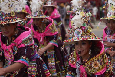 : Oruro, Bolivia - 26 Şubat 2017: Renkli kostümleri yıllık Oruro karnavalda gerçekleştirme Tinkus dansçılar. Olay insanlık somut olmayan kültürel mirası olarak Unesco tarafından atanır.