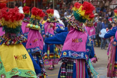 : Oruro, Bolivia - 26 Şubat 2017: Renkli kostümleri yıllık Oruro karnavalda gerçekleştirme Tinkus dansçılar. Olay insanlık somut olmayan kültürel mirası olarak Unesco tarafından atanır.