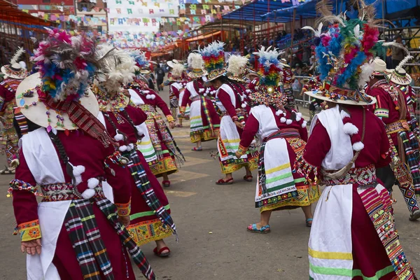 Oruro Bolívia Fevereiro 2017 Dançarinos Tinkus Trajes Coloridos Apresentando Carnaval — Fotografia de Stock