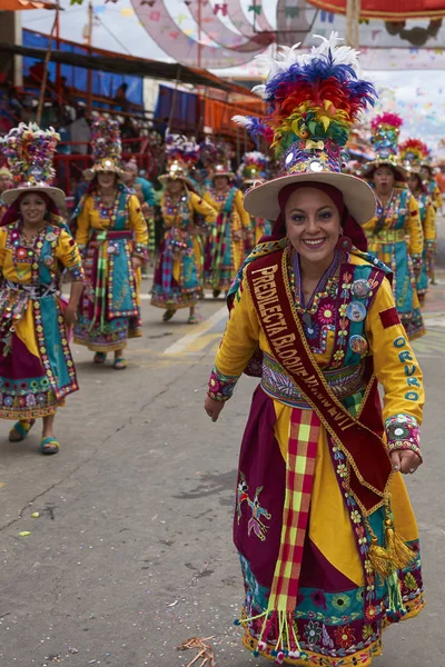 Oruro Bolívia Fevereiro 2017 Dançarinos Tinkus Trajes Coloridos Apresentando Carnaval — Fotografia de Stock