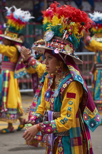 Oruro Bolívia Fevereiro 2017 Dançarinos Tinkus Trajes Coloridos Apresentando Carnaval — Fotografia de Stock