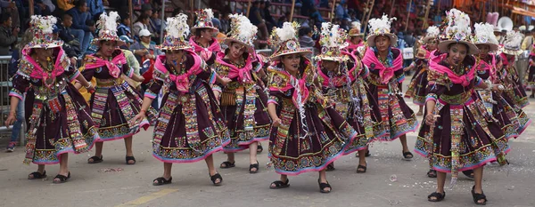玻利维亚奥鲁罗 2017 Tinkus 舞者在五颜六色的服装 在一年一度的奥鲁罗狂欢节表演 该事件被联合国教科文组织指定为人类非物质文化遗产 — 图库照片