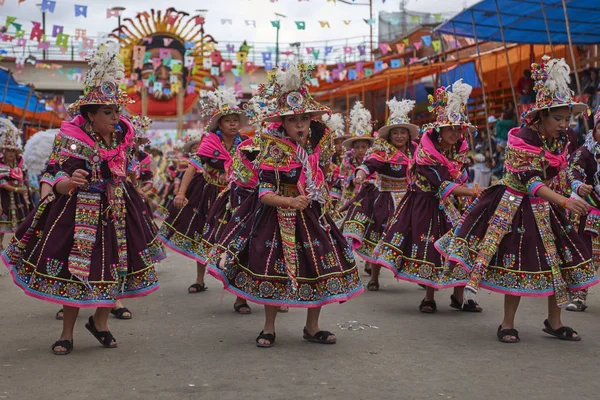 Oruro Bolívia Fevereiro 2017 Dançarinos Tinkus Trajes Coloridos Apresentando Carnaval — Fotografia de Stock