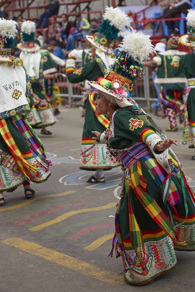 Oruro Βολιβία Φεβρουαρίου 2017 Tinkus Χορευτές Πολύχρωμα Κοστούμια Εκτέλεση Στο — Φωτογραφία Αρχείου