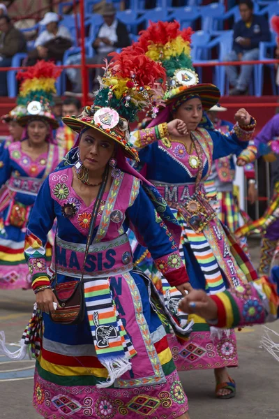 Oruro Bolivie Février 2017 Des Danseurs Tinkus Costumes Colorés Produisent — Photo