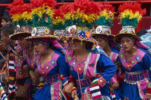 年間オルロ カーニバルで色鮮やかな衣装でオルロ ボリビア 2017 Tinkus ダンサー イベントは人類の無形文化遺産としてユネスコの指定します — ストック写真