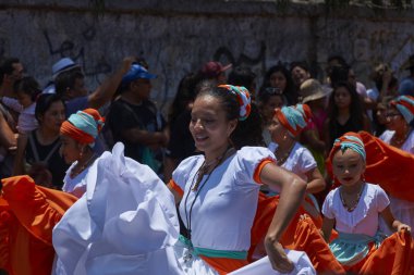Arica, Chile - 10 Şubat 2017: Grup dansçılar, Afrika kökenli (Afrodescendiente) yıllık performans Carnaval Andino con la Fuerza del Sol Arica, Chile.