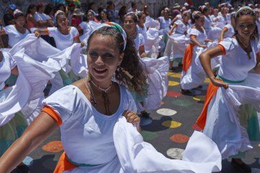Arica, Chile - 10 Şubat 2017: Grup dansçılar, Afrika kökenli (Afrodescendiente) yıllık performans Carnaval Andino con la Fuerza del Sol Arica, Chile.