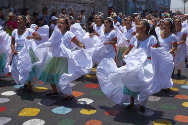 Arica, Chile - 10 Şubat 2017: Grup dansçılar, Afrika kökenli (Afrodescendiente) yıllık performans Carnaval Andino con la Fuerza del Sol Arica, Chile.