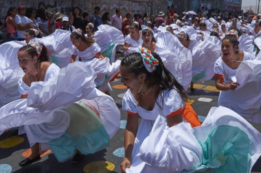 Arica, Chile - 10 Şubat 2017: Grup dansçılar, Afrika kökenli (Afrodescendiente) yıllık performans Carnaval Andino con la Fuerza del Sol Arica, Chile.