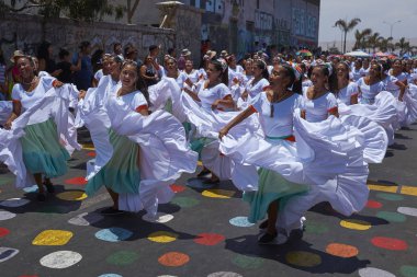 Arica, Chile - 10 Şubat 2017: Grup dansçılar, Afrika kökenli (Afrodescendiente) yıllık performans Carnaval Andino con la Fuerza del Sol Arica, Chile.