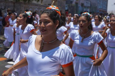 Arica, Chile - 10 Şubat 2017: Grup dansçılar, Afrika kökenli (Afrodescendiente) yıllık performans Carnaval Andino con la Fuerza del Sol Arica, Chile.