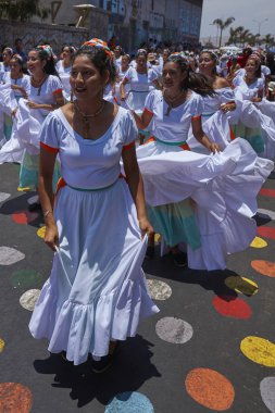 Arica, Chile - 10 Şubat 2017: Grup dansçılar, Afrika kökenli (Afrodescendiente) yıllık performans Carnaval Andino con la Fuerza del Sol Arica, Chile.