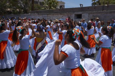 Arica, Chile - 10 Şubat 2017: Grup dansçılar, Afrika kökenli (Afrodescendiente) yıllık performans Carnaval Andino con la Fuerza del Sol Arica, Chile.