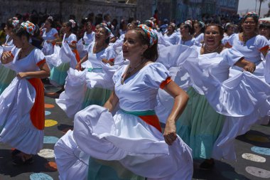 Arica, Chile - 10 Şubat 2017: Grup dansçılar, Afrika kökenli (Afrodescendiente) yıllık performans Carnaval Andino con la Fuerza del Sol Arica, Chile.