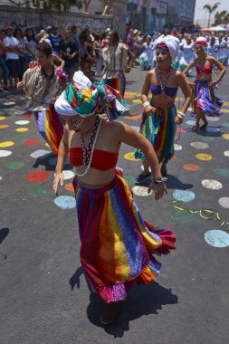 Arica, Chile - 10 Şubat 2017: Grup dansçılar, Afrika kökenli (Afrodescendiente) yıllık performans Carnaval Andino con la Fuerza del Sol Arica, Chile.