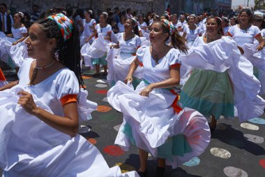 Arica, Chile - 10 Şubat 2017: Grup dansçılar, Afrika kökenli (Afrodescendiente) yıllık performans Carnaval Andino con la Fuerza del Sol Arica, Chile.
