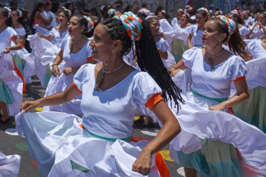 Arica, Chile - 10 Şubat 2017: Grup dansçılar, Afrika kökenli (Afrodescendiente) yıllık performans Carnaval Andino con la Fuerza del Sol Arica, Chile.