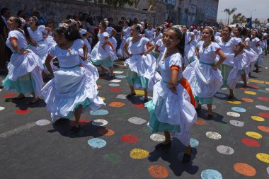 Arica, Chile - 10 Şubat 2017: Grup dansçılar, Afrika kökenli (Afrodescendiente) yıllık performans Carnaval Andino con la Fuerza del Sol Arica, Chile.