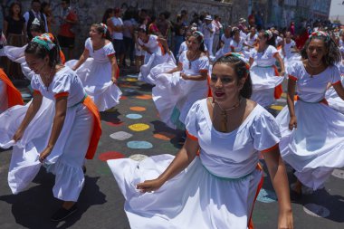 Arica, Chile - 10 Şubat 2017: Grup dansçılar, Afrika kökenli (Afrodescendiente) yıllık performans Carnaval Andino con la Fuerza del Sol Arica, Chile.