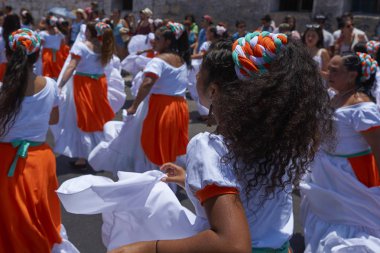 Arica, Chile - 10 Şubat 2017: Grup dansçılar, Afrika kökenli (Afrodescendiente) yıllık performans Carnaval Andino con la Fuerza del Sol Arica, Chile.