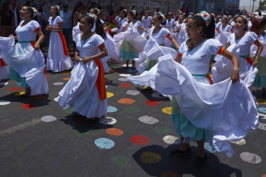 Arica, Chile - 10 Şubat 2017: Grup dansçılar, Afrika kökenli (Afrodescendiente) yıllık performans Carnaval Andino con la Fuerza del Sol Arica, Chile.