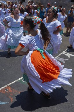 Arica, Chile - 10 Şubat 2017: Grup dansçılar, Afrika kökenli (Afrodescendiente) yıllık performans Carnaval Andino con la Fuerza del Sol Arica, Chile.