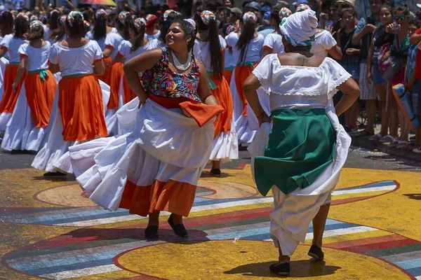 Arica, Chile - 10 Şubat 2017: Grup dansçılar, Afrika kökenli (Afrodescendiente) yıllık performans Carnaval Andino con la Fuerza del Sol Arica, Chile.