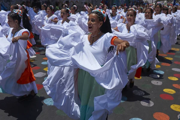 Arica, Chile - 10 Şubat 2017: Grup dansçılar, Afrika kökenli (Afrodescendiente) yıllık performans Carnaval Andino con la Fuerza del Sol Arica, Chile.