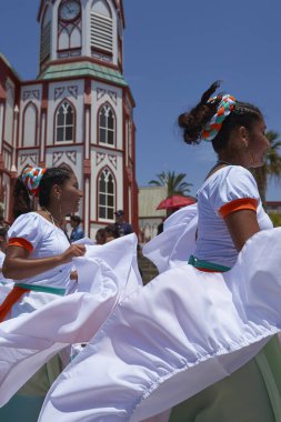 Arica, Chile - 10 Şubat 2017: Grup dansçılar, Afrika kökenli (Afrodescendiente) yıllık performans Carnaval Andino con la Fuerza del Sol Arica, Chile.