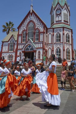 Arica, Chile - 10 Şubat 2017: Grup dansçılar, Afrika kökenli (Afrodescendiente) yıllık performans Carnaval Andino con la Fuerza del Sol Arica, Chile.