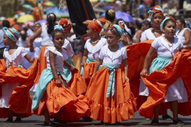 Arica, Chile - 10 Şubat 2017: Grup dansçılar, Afrika kökenli (Afrodescendiente) yıllık performans Carnaval Andino con la Fuerza del Sol Arica, Chile.