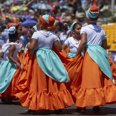 Arica, Chile - 10 Şubat 2017: Grup dansçılar, Afrika kökenli (Afrodescendiente) yıllık performans Carnaval Andino con la Fuerza del Sol Arica, Chile.