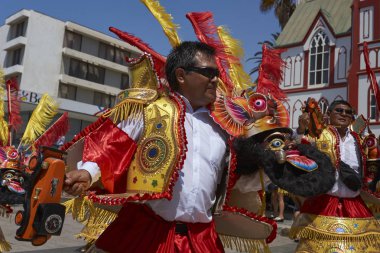Arica, Şili - 10 Şubat 2017: Morenada Dance Group, Arica'da her yıl düzenlenen Carnaval Andino con la Fuerza del Sol'da düzenlenen sokak geçit töreninde gösterişli kostümler giymiş.
