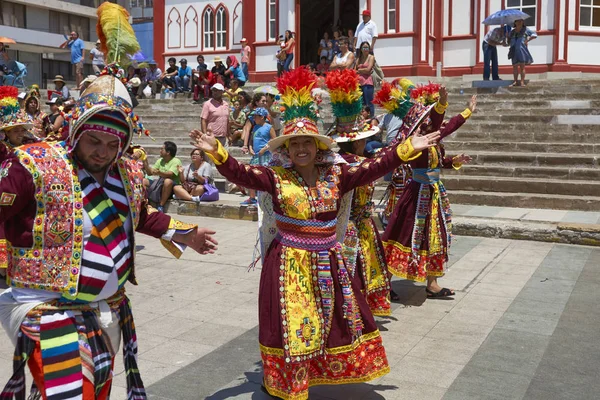 Arıca, Şili - 10 Şubat 2017: Thinkus Rupay Masis grubunun erkekleri ve kadınları, her yıl düzenlenen sokak karnavalında güneşin gücünü kutluyor.