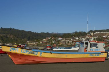 Curanipe, Şili - 20 Nisan 2015: Şili'nin Maule bölgesindeki küçük balıkçı köyü Curanipe'de sahilde renkli balıkçı tekneleri.