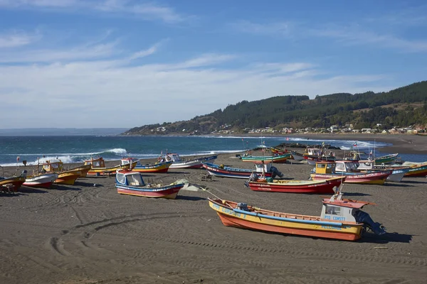 Curanipe Chile Апреля 2015 Года Красочные Рыбацкие Лодки Пляже Маленькой — стоковое фото
