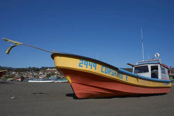 Curanipe Chile Abril 2015 Barcos Pesca Coloridos Praia Pequena Vila — Fotografia de Stock