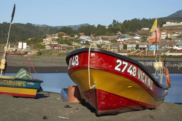 Curanipe Chile April 2015 Bunte Fischerboote Strand Des Kleinen Fischerdorfes — Stockfoto