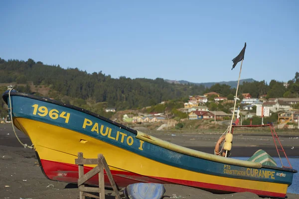 Curanipe Chile Abril 2015 Barcos Pesca Coloridos Praia Pequena Vila — Fotografia de Stock