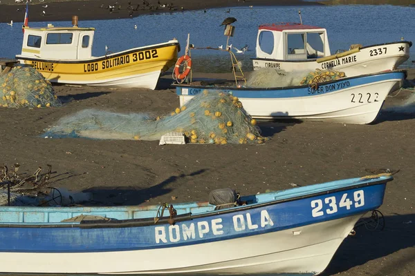 Curanipe Cile Aprile 2015 Barche Pesca Colorate Sulla Spiaggia Nel — Foto Stock