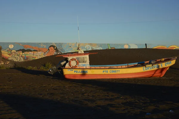 Curanipe Chile April 2015 Bunte Fischerboote Strand Des Kleinen Fischerdorfes — Stockfoto