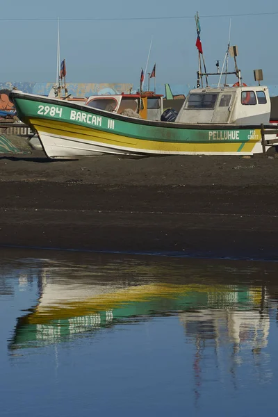 Curanipe Chile April 2015 Färgglada Fiskebåtar Återspeglas Flod Den Lilla — Stockfoto