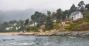 Zap, Şili - 9 Mayıs 2014: Şili 'nin orta kıyısındaki huzurlu Zapallar kasabasında sahil kenarındaki evler sarmaş dolaş.