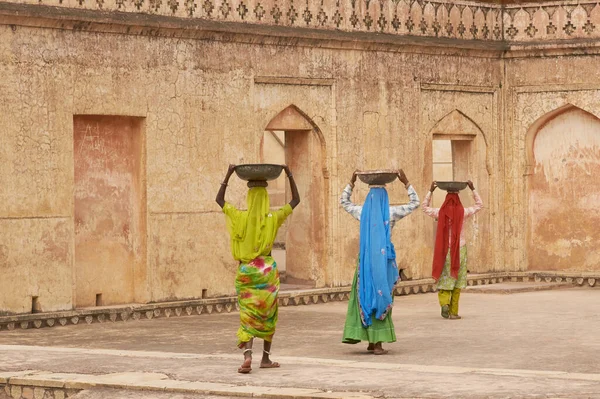 インド ラジャスタン州ジャイプール2008年7月30日インド ラジャスタン州ジャイプールのアンバー砦内の宮殿の修復中に頭の上で水と石膏を運ぶ女性労働者 — ストック写真