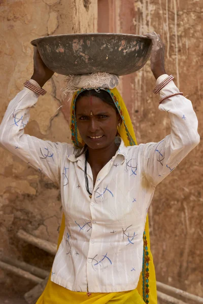 Jaipur Rajasthan India Juli 2008 Kvinnliga Arbetare Som Transporterar Vatten — Stockfoto