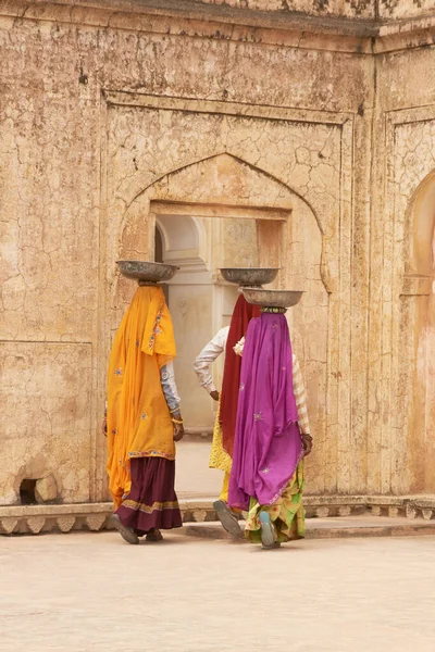 Jaipur Rajasthan India July 2008年7月30日 在修复印度拉贾斯坦邦Jaipur Amber Fort内一座宫殿的过程中 用碗抬着水和石膏的女工 — 图库照片
