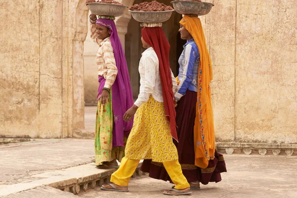 Jaipur Rajasthan India Června 2008 Dělnice Převážející Vodu Omítku Miskách — Stock fotografie