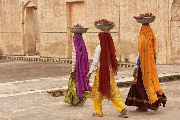 Jaipur Rajasthan India Julio 2008 Trabajadoras Transportando Agua Yeso Cuencos —  Fotos de Stock